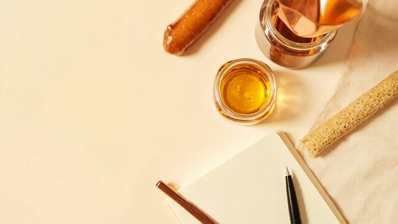 Funil de cobre, cachaça e cana representando o consórcio de equipamentos para destilaria artesanal